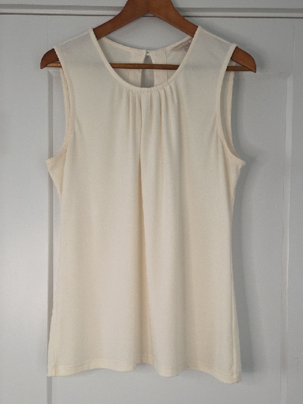 Banana Republic Cream Sleeveless Pleated Neck Shell Top Size M